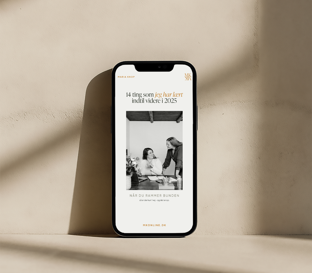 Mockup af rundt visitkort med logo til Convert Queen