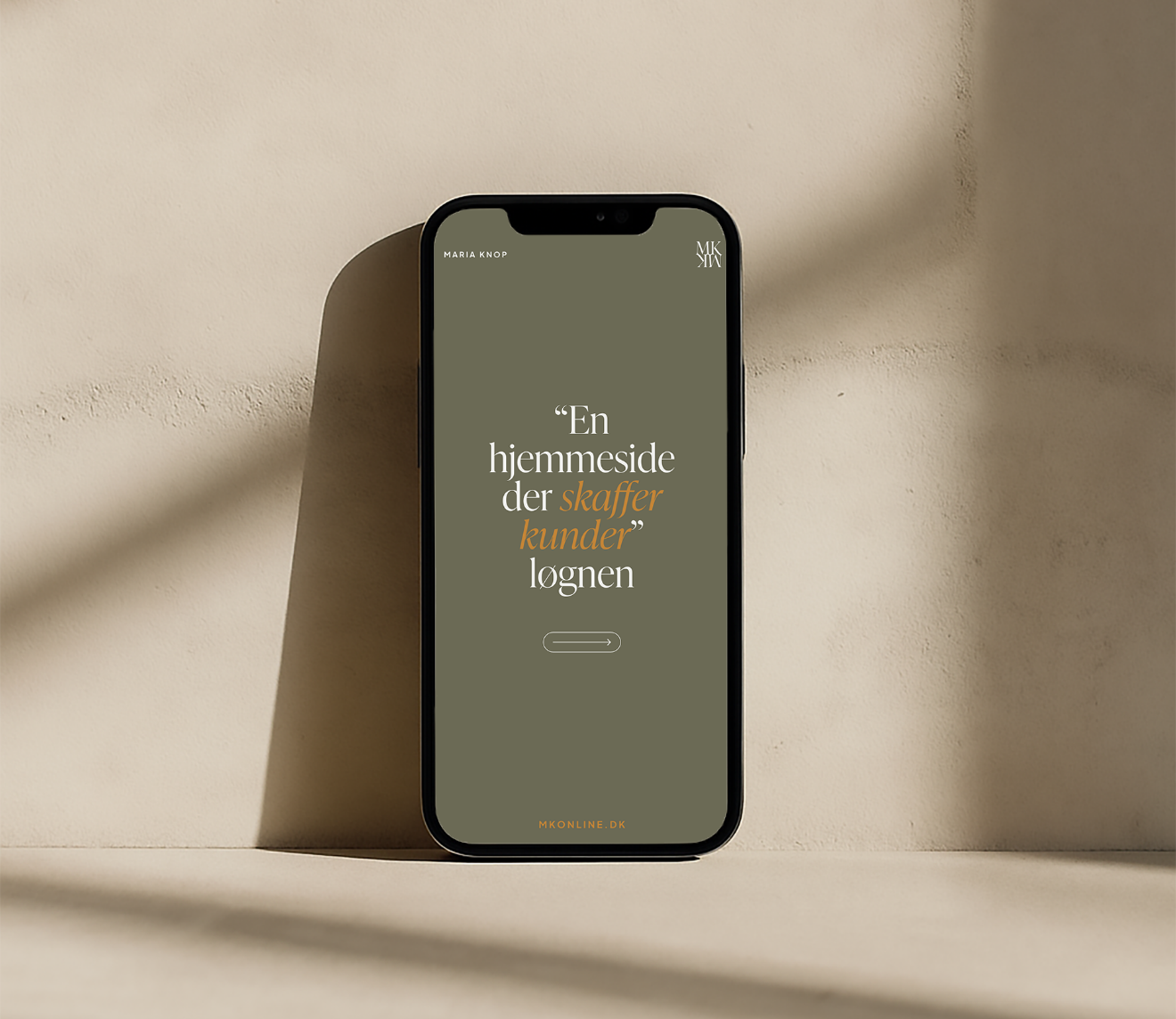 Mockup af rundt visitkort med logo til Convert Queen