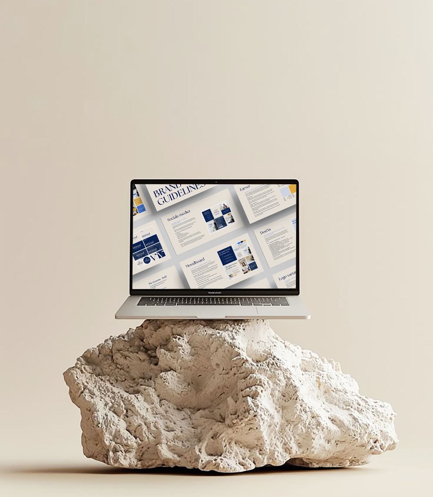 Mockup af laptop med brand guidelines vist på skærmen som eksempel på konsistent visuel identitet